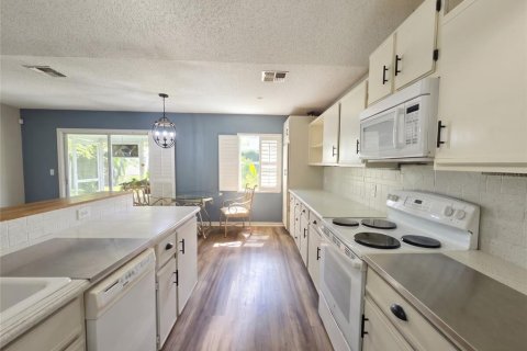 House in Lakeland, Florida 2 bedrooms, 121.33 sq.m. № 2427609 - photo 8