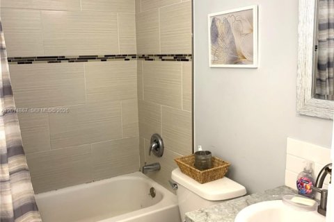 Touwnhouse à vendre à Miami, Floride: 2 chambres, 90.12 m2 № 2155104 - photo 13