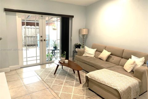 Touwnhouse à vendre à Miami, Floride: 2 chambres, 90.12 m2 № 2155104 - photo 4
