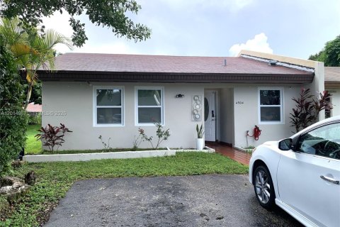 Touwnhouse à vendre à Miami, Floride: 2 chambres, 90.12 m2 № 2155104 - photo 1