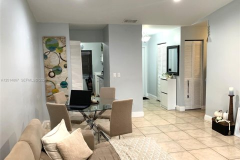 Touwnhouse à vendre à Miami, Floride: 2 chambres, 90.12 m2 № 2155104 - photo 3