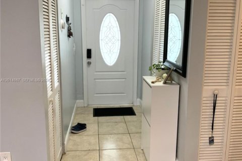 Touwnhouse à vendre à Miami, Floride: 2 chambres, 90.12 m2 № 2155104 - photo 11