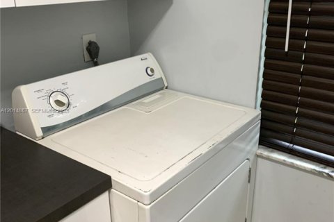 Touwnhouse à vendre à Miami, Floride: 2 chambres, 90.12 m2 № 2155104 - photo 9