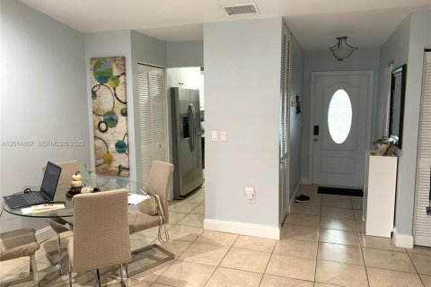 Touwnhouse à vendre à Miami, Floride: 2 chambres, 90.12 m2 № 2155104 - photo 5