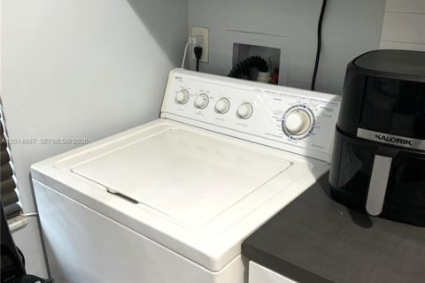 Touwnhouse à vendre à Miami, Floride: 2 chambres, 90.12 m2 № 2155104 - photo 8