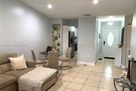 Touwnhouse à vendre à Miami, Floride: 2 chambres, 90.12 m2 № 2155104 - photo 2