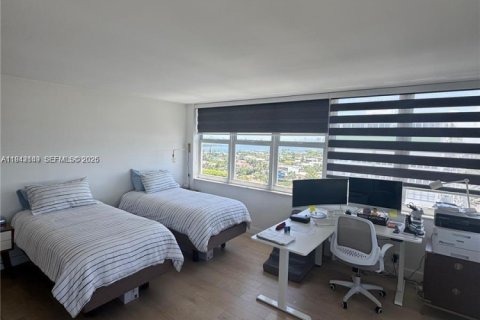 Condo in North Miami, Florida, 2 bedrooms  № 1999122 - photo 15