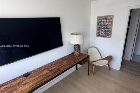 Condo in North Miami, Florida, 2 bedrooms  № 1999122 - photo 8