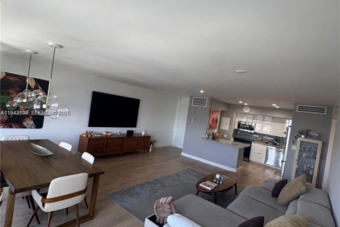 Condo in North Miami, Florida, 2 bedrooms  № 1999122 - photo 4