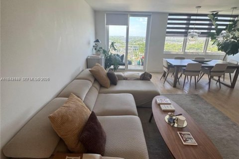 Condo in North Miami, Florida, 2 bedrooms  № 1999122 - photo 9