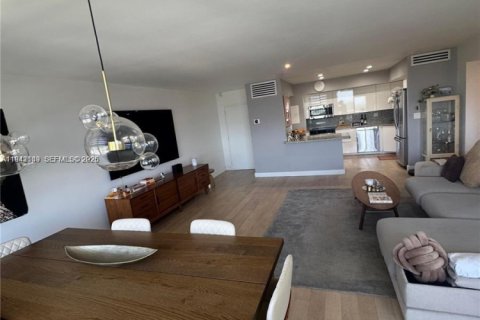 Condo in North Miami, Florida, 2 bedrooms  № 1999122 - photo 5