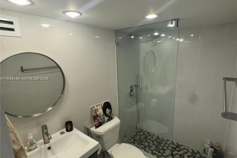 Condo in North Miami, Florida, 2 bedrooms  № 1999122 - photo 17