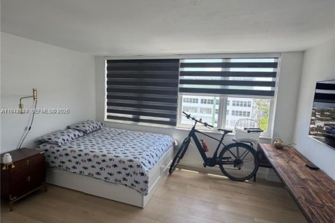 Condo in North Miami, Florida, 2 bedrooms  № 1999122 - photo 16