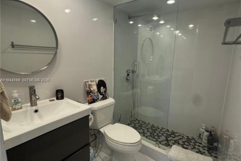 Condo in North Miami, Florida, 2 bedrooms  № 1999122 - photo 11