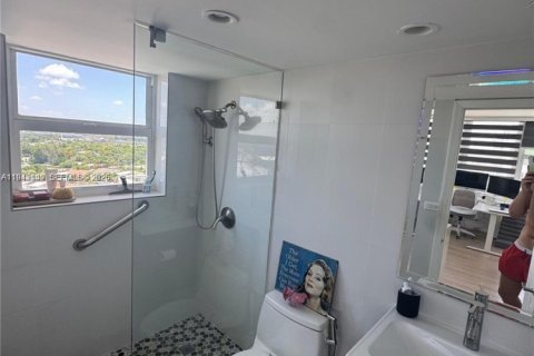 Condo in North Miami, Florida, 2 bedrooms  № 1999122 - photo 14