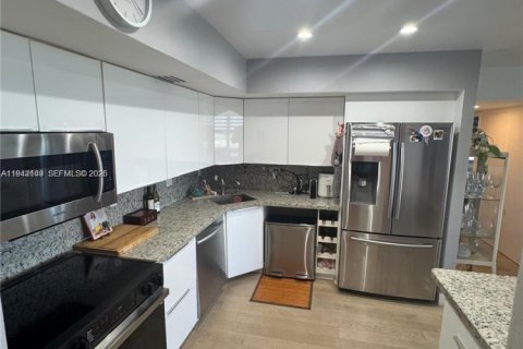 Condo in North Miami, Florida, 2 bedrooms  № 1999122 - photo 3