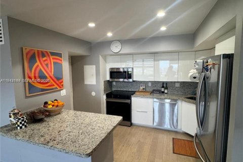 Condo in North Miami, Florida, 2 bedrooms  № 1999122 - photo 2