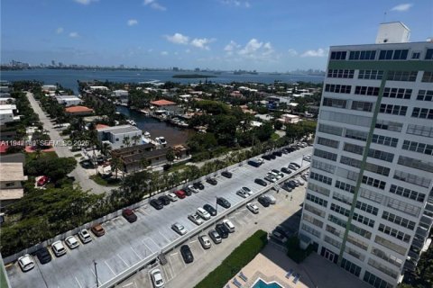 Condo in North Miami, Florida, 2 bedrooms  № 1999122 - photo 20