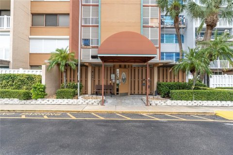 Condominio en alquiler en Treasure Island, Florida, 3 dormitorios, 165.37 m2 № 1554225 - foto 2