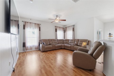 House in Seffner, Florida 3 bedrooms, 176.61 sq.m. № 2195640 - photo 11