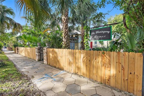 Immobilier commercial à Saint Petersburg, Floride 1 chambre, 255.57 m2 № 2431207