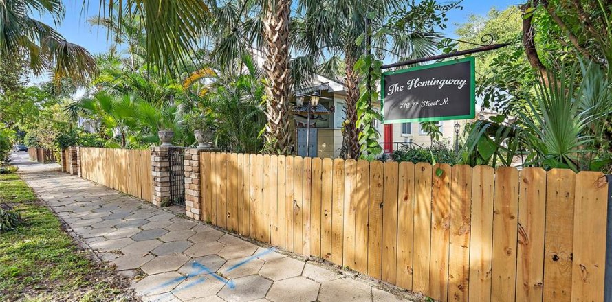 Immobilier commercial à Saint Petersburg, Floride 1 chambre, 255.57 m2 № 2431207