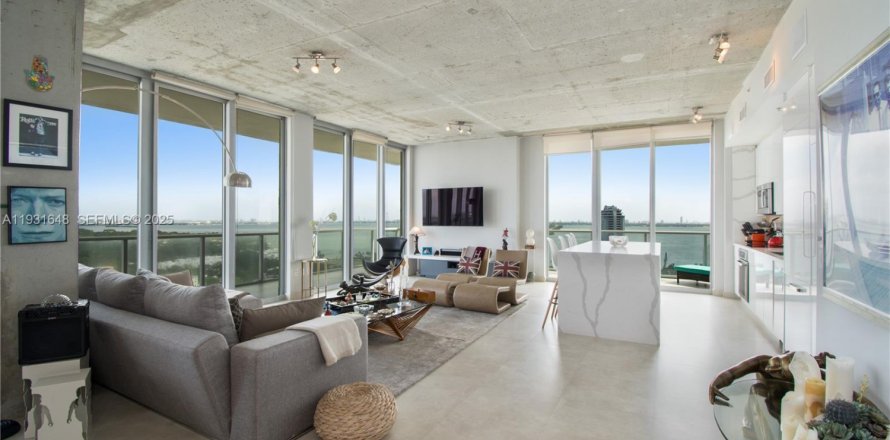 Кондоминиум с 3 спальнями в Майами, Флорида № 2034606