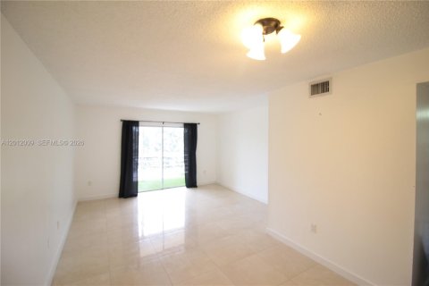 Condo in Deerfield Beach, Florida, 2 bedrooms  № 2075056 - photo 9
