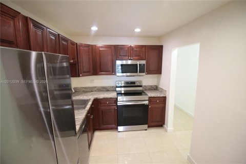 Condo in Deerfield Beach, Florida, 2 bedrooms  № 2075056 - photo 17