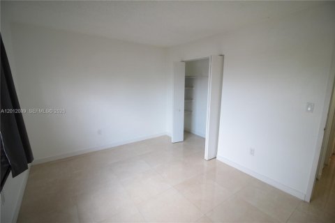 Condo in Deerfield Beach, Florida, 2 bedrooms  № 2075056 - photo 19