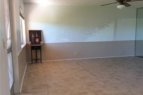 Copropriété à louer à Palm Springs, Floride: 2 chambres, 77.67 m2 № 2390116 - photo 4