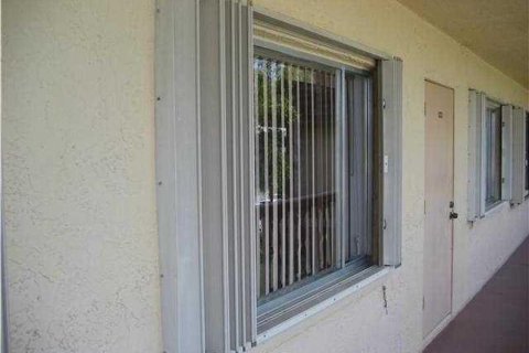 Copropriété à louer à Palm Springs, Floride: 2 chambres, 77.67 m2 № 2390116 - photo 2