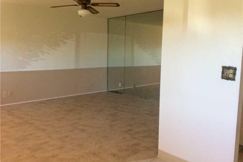 Copropriété à louer à Palm Springs, Floride: 2 chambres, 77.67 m2 № 2390116 - photo 3
