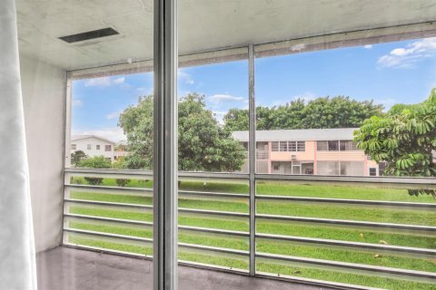 Condo in West Palm Beach, Florida, 1 bedroom  № 2392945 - photo 14