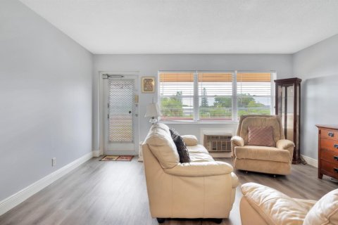 Condo in West Palm Beach, Florida, 1 bedroom  № 2392945 - photo 4