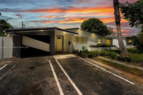 Villa ou maison à vendre à Pembroke Pines, Floride: 5 chambres, 164.99 m2 № 1964297 - photo 1