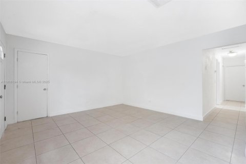 Villa ou maison à vendre à Pembroke Pines, Floride: 5 chambres, 164.99 m2 № 1964297 - photo 22