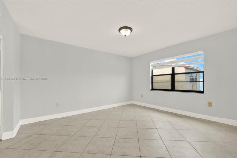 Condo in Hialeah, Florida, 3 bedrooms  № 1878370 - photo 17