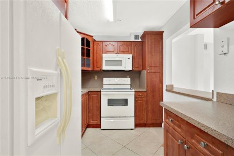 Condo in Hialeah, Florida, 3 bedrooms  № 1878370 - photo 12
