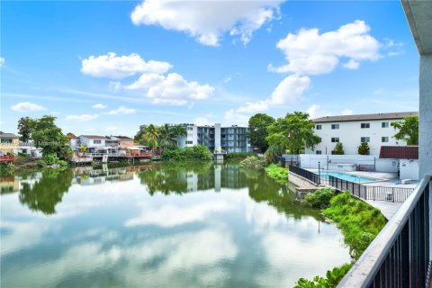Condo in Hialeah, Florida, 3 bedrooms  № 1878370 - photo 8