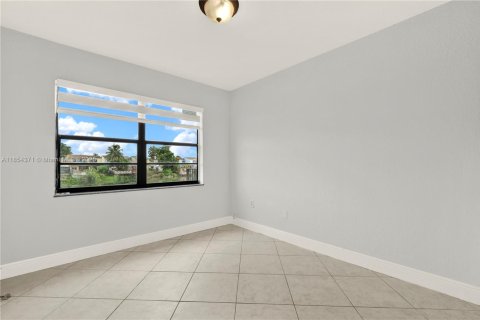 Condo in Hialeah, Florida, 3 bedrooms  № 1878370 - photo 24