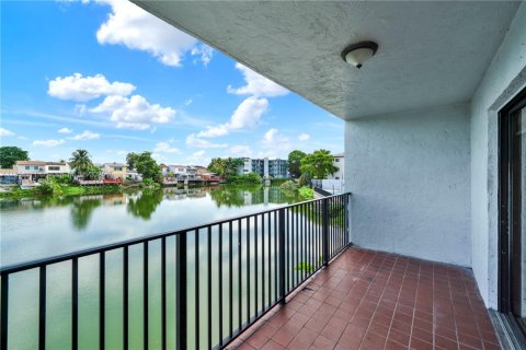 Condo in Hialeah, Florida, 3 bedrooms  № 1878370 - photo 7