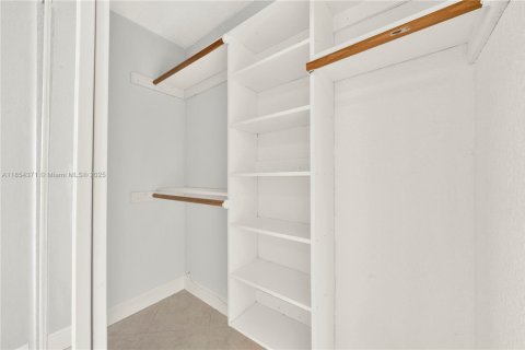 Condo in Hialeah, Florida, 3 bedrooms  № 1878370 - photo 21