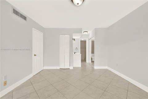 Condo in Hialeah, Florida, 3 bedrooms  № 1878370 - photo 19