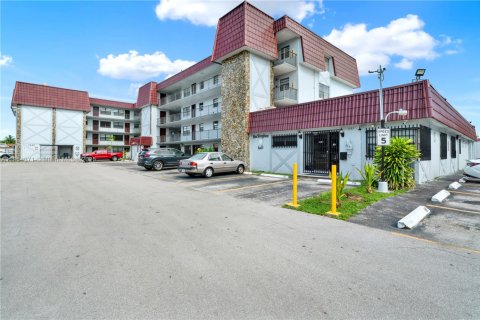 Condo in Hialeah, Florida, 3 bedrooms  № 1878370 - photo 1