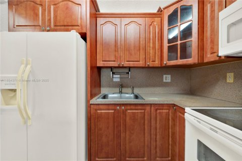 Condo in Hialeah, Florida, 3 bedrooms  № 1878370 - photo 11