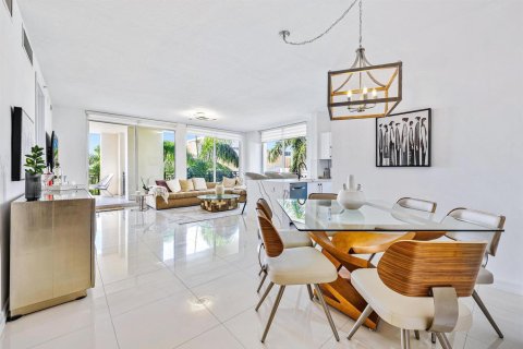 Condo in West Palm Beach, Florida, 3 bedrooms  № 2175587 - photo 2