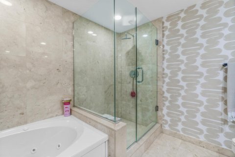 Condo in West Palm Beach, Florida, 3 bedrooms  № 2175587 - photo 16