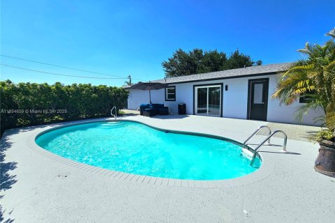 House in Lehigh Acres, Florida 3 bedrooms № 1872550 - photo 2
