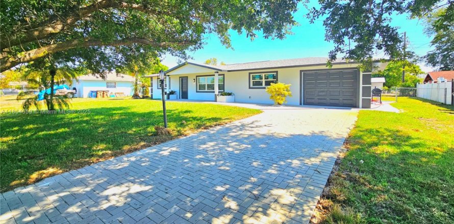 House in Lehigh Acres, Florida 3 bedrooms № 1872550